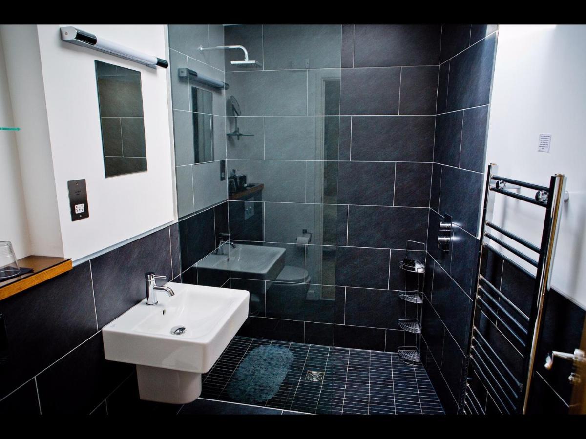 ホテル The Cedars Bathford エクステリア 写真